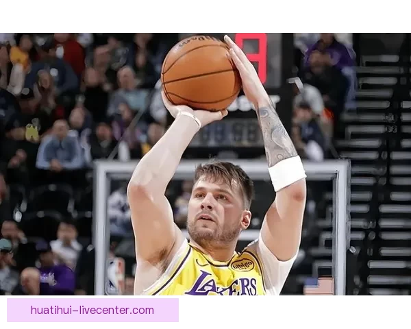 东契奇60分8连胜庆祝闭眼累瘫 湖人全队为他狂欢祝贺